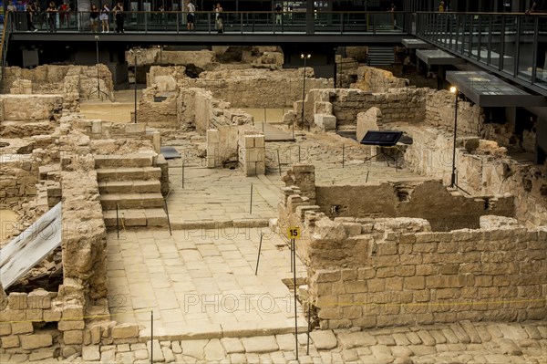 Die Ruinen eines alten Marktplatzes in der archäologischen Stätte und dem Museum des Kultur- und
