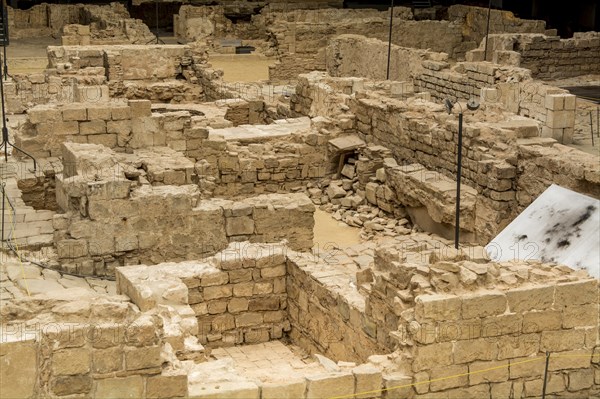 Die Ruinen eines alten Marktplatzes in der archäologischen Stätte und dem Museum des Kultur- und