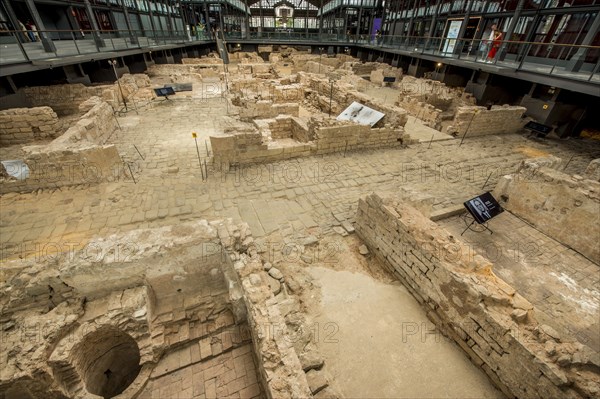 Die Ruinen eines alten Marktplatzes in der archäologischen Stätte und dem Museum des Kultur- und