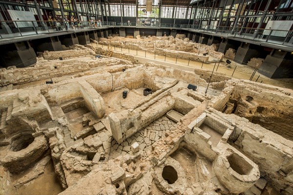 Die Ruinen eines alten Marktplatzes in der archäologischen Stätte und dem Museum des Kultur- und