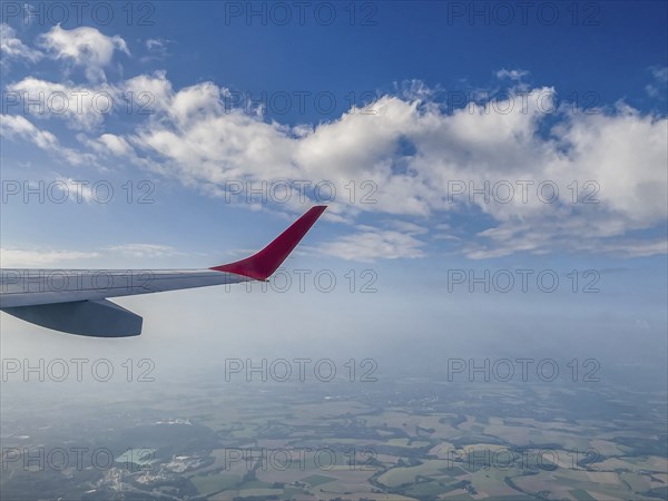 View from aircraft window of upwardly curved extended wing wing tip for better flow behaviour on