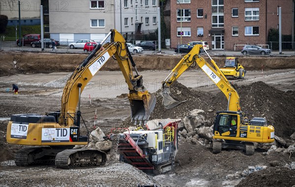 Construction site, processing of a building site, shredding of building rubble, excavators fill