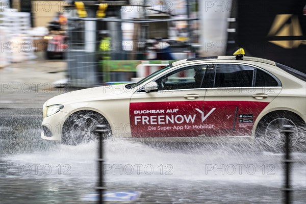 Winter, rainy weather, freezing rain, large puddle, puddle of water, in the city centre, Grosse