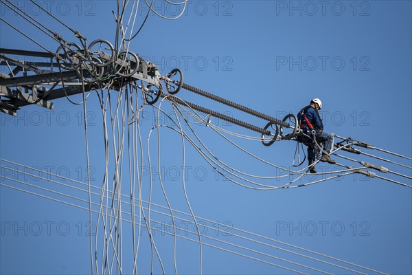 New construction of a 380 kV extra-high-voltage overhead line, with 23 pylons over a length of 7.5