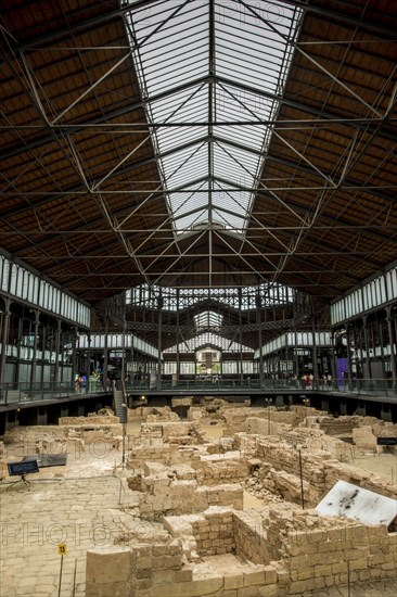 Die Ruinen eines alten Marktplatzes in der archäologischen Stätte und dem Museum des Kultur- und