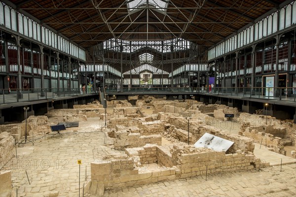 Die Ruinen eines alten Marktplatzes in der archäologischen Stätte und dem Museum des Kultur- und