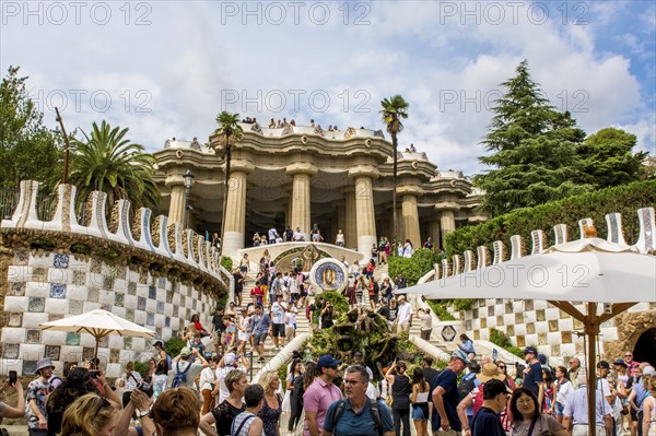 Der von Antoni Gaudi entworfene moderne Park Güell befindet sich auf dem Carmet-Hügel in Barcelona,