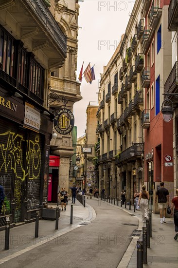Enge Strasse im gotischen Viertel (Barri Gotic) der Altstadt, Barcelona, Spanien