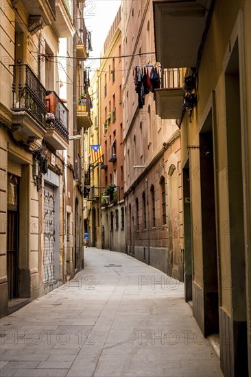 Enge Strasse im gotischen Viertel (Barri Gotic) der Altstadt, Barcelona, Spanien