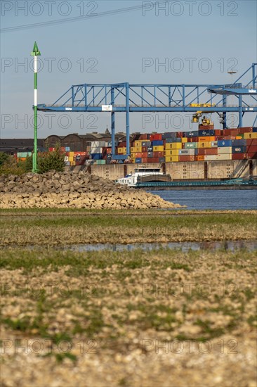 Container handling centre, Gateway West Terminal, Logport 2, cargo ship on the Rhine, at extremely