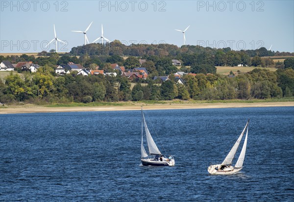 Lake Möhne, reservoir in the northern Sauerland, sailing boats, extremely low water level of the