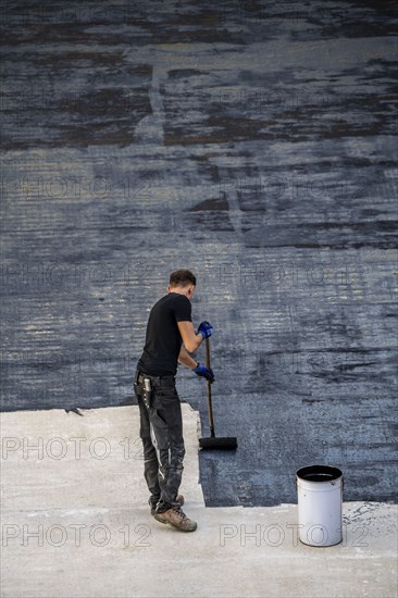 Construction site, application of a bitumen coating to a concrete ceiling, preparation for