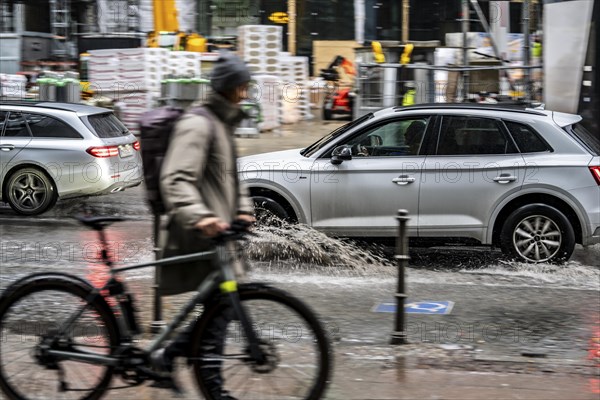 Winter, rainy weather, freezing rain, large puddle, puddle of water, in the city centre, Grosse
