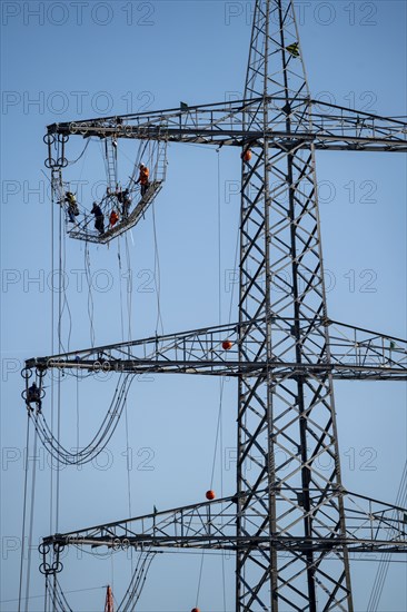 New construction of a 380 kV extra-high-voltage overhead line, with 23 pylons over a length of 7.5