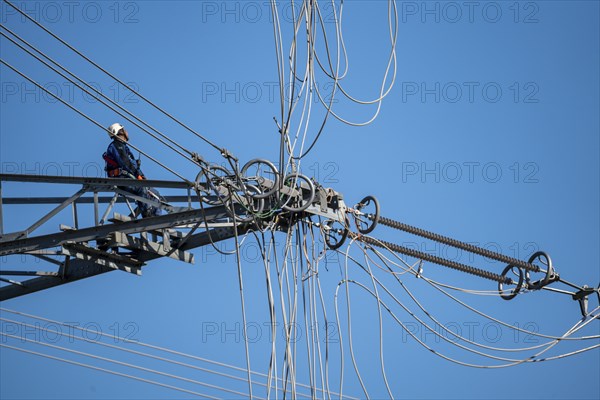 New construction of a 380 kV extra-high-voltage overhead line, with 23 pylons over a length of 7.5