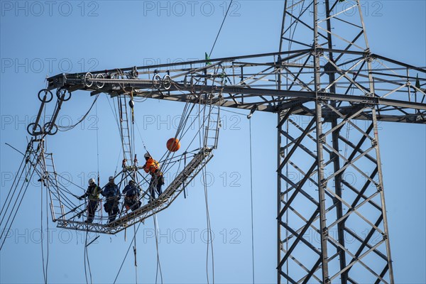 New construction of a 380 kV extra-high-voltage overhead line, with 23 pylons over a length of 7.5