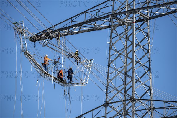 New construction of a 380 kV extra-high-voltage overhead line, with 23 pylons over a length of 7.5
