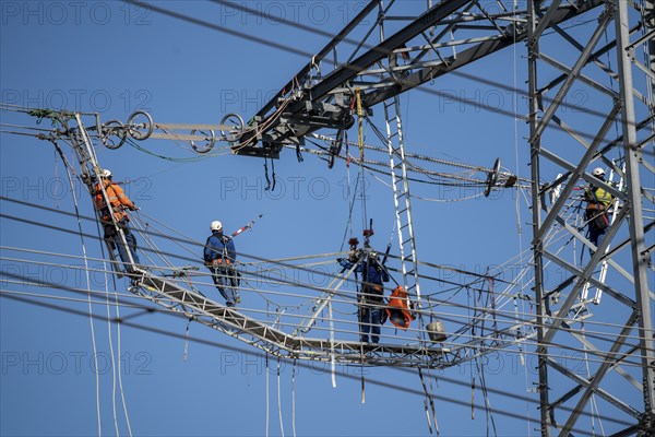 New construction of a 380 kV extra-high-voltage overhead line, with 23 pylons over a length of 7.5