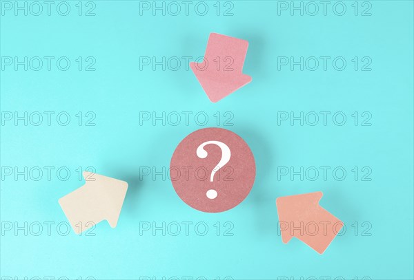 Arrows pointing to a question mark in the middle looking for an answer, searching for knowledge,