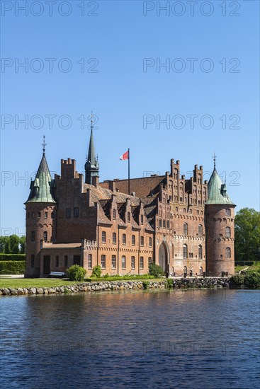 Egeskov moated castle, KvÃ¦rndrup near Svenborg, Svendburg, flag, architecture, round corner