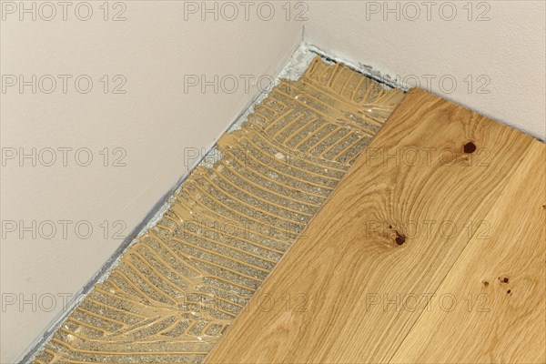 Installation of oak parquet with adhesive