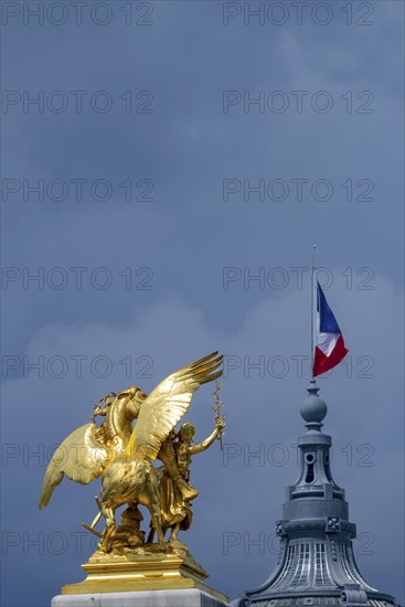Column with the group of figures Fama of Agriculture on the Pont Alexandre III bridge over the