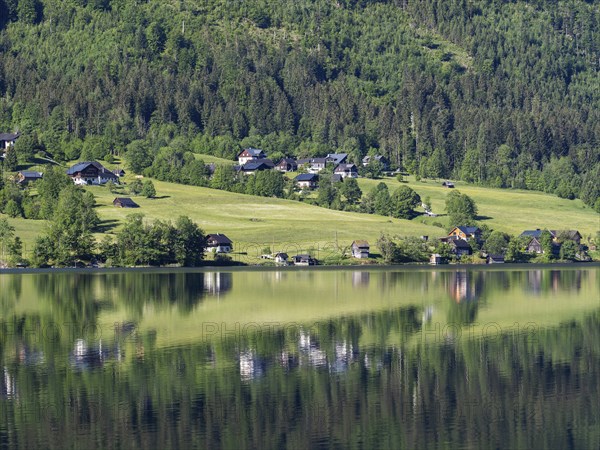 Morning atmosphere, reflection, houses on the lakeshore in the morning light, Grundlsee,