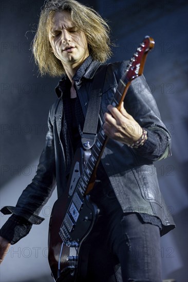 Thomas Stolle, guitarist of Silbermond live on Auf Auf, Sommer 2024 Tour at the sold-out Waschhaus