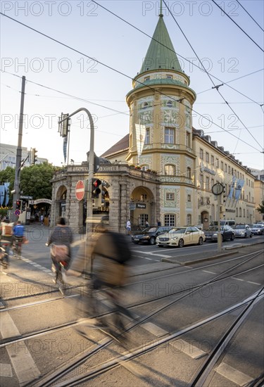 Cyclists crossing the traffic light at red at Stiglmaierplatz, motion blur, Löwenbräukeller of the