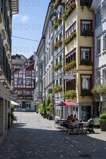 Schmiedgasse, pedestrian zone, shopping alleyway with outdoor catering, half-timbered buildings,