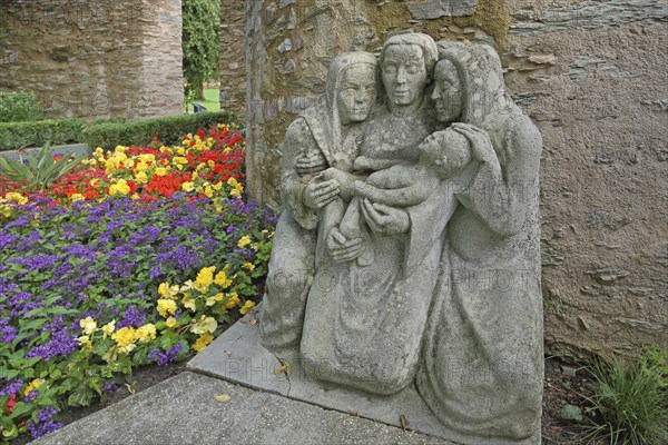 Rubens Fountain by Hermann Kuhmichel 1935, sculpture, three, woman, mother, stone, infant, carry,