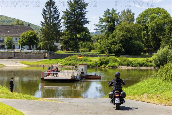 A small yaw rope ferry that transports vehicles quickly and reliably across the Weser from Hesse to