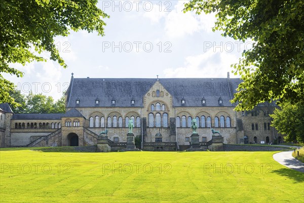 The imperial palace of Goslar covers an area of around 340 by 180 metres, situated at the foot of