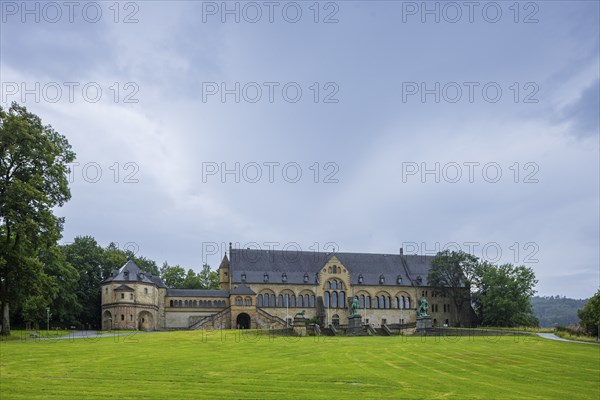 The imperial palace of Goslar covers an area of around 340 by 180 metres, situated at the foot of