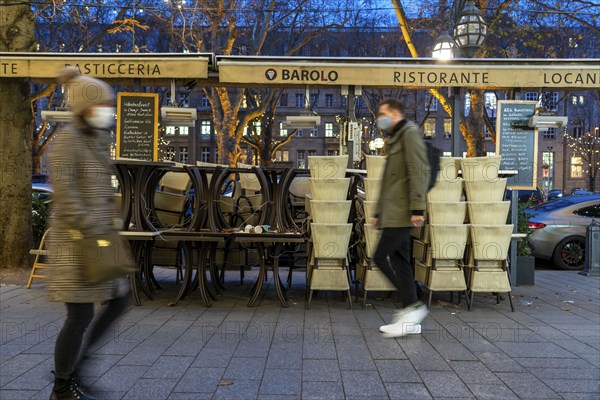 Königsallee shopping street, Kö, Christmas decorations, closed catering establishments, little