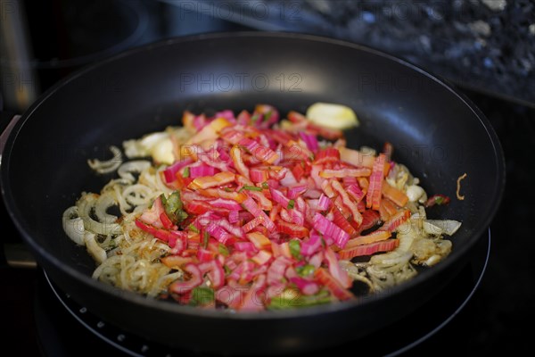 Swabian cuisine, preparation of chard for stuffed pancakes with pine nuts, sauté vegetables and