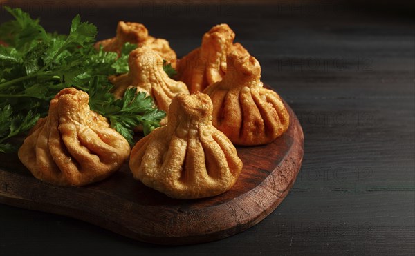 Frittiertes Khinkali, Khinkali mit Fleisch, traditionelles georgisches Gericht, keine Personen