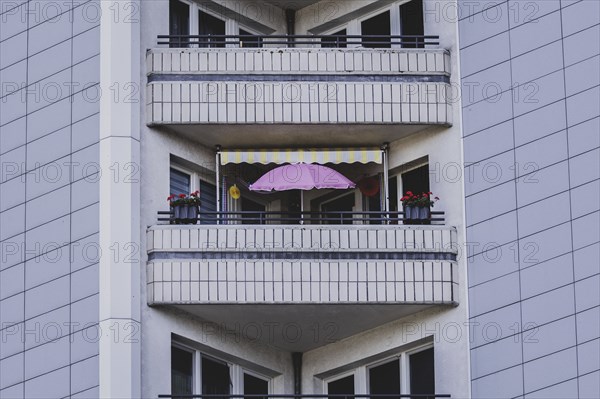 Parasol on the balcony of a prefabricated building, taken in Berlin, 07/08/2024