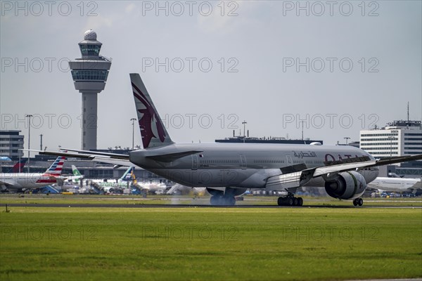 Qatar Airways Boeing 777-3DZ, aircraft landing at Amsterdam Schiphol Airport, Buitenveldertbaan,