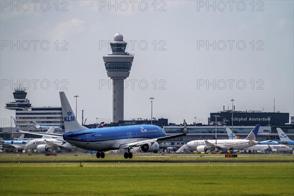 KLM Boeing 737-800, aircraft landing at Amsterdam Schiphol Airport, Buitenveldertbaan, 09/27, Air