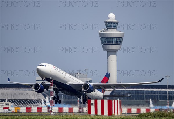 Delta Airlines aircraft taking off at Amsterdam Schiphol Airport, Kaagbaan, 06/24, air traffic