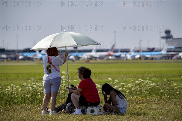 Amsterdam Schiphol Airport, planespotters, aircraft enthusiasts, at the Buitenveldertbaan, watch
