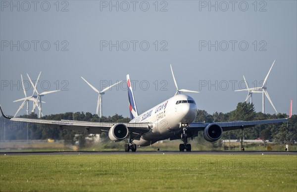 LATAM Cargo, Columbia, aircraft landing at Amsterdam Schiphol Airport, Polderbaan, 18R/36L, wind