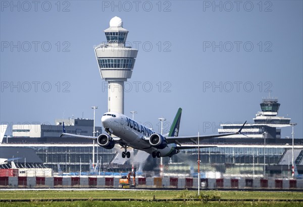 Icelandair aircraft taking off at Amsterdam Schiphol Airport, Kaagbaan, 06/24, air traffic control