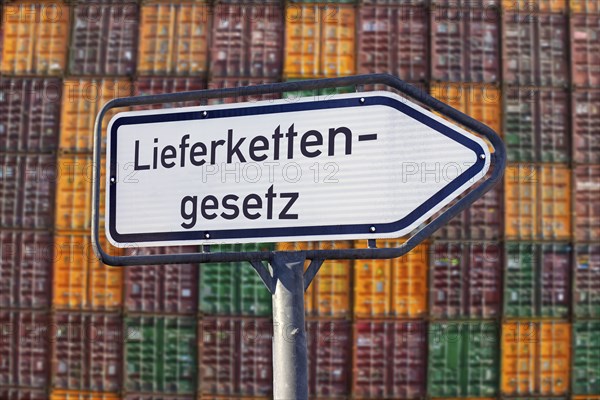 Symbolic image Supply Chain Act: Directional arrow with the inscription LIEFERKETTENGESETZ in front