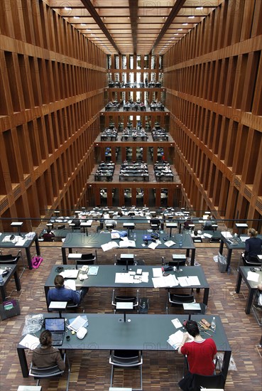 Berlin, 21.11.2009, Students in the reading room of the Jacob and Wilhelm Grimm Centre of the