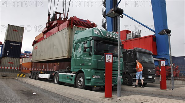 Hamburg, 19.06.2009, Container Terminal Altenwerder, Hamburger Hafen und Logistik AG, HHLA, Loading