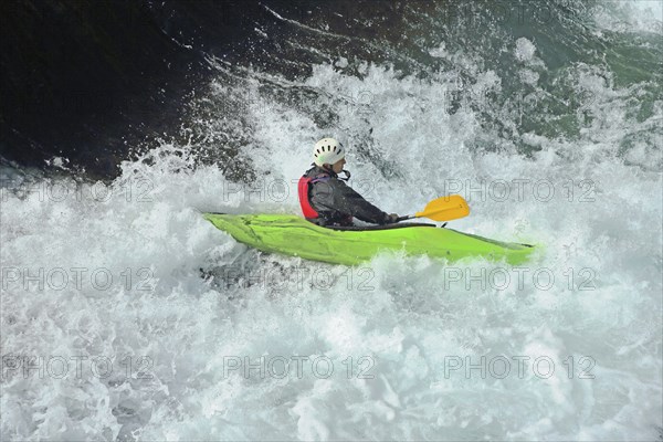 White water kayaking on the Sorgue, kayaking, white water, Fontaine-de-Vaucluse, Vaucluse, Luberon,