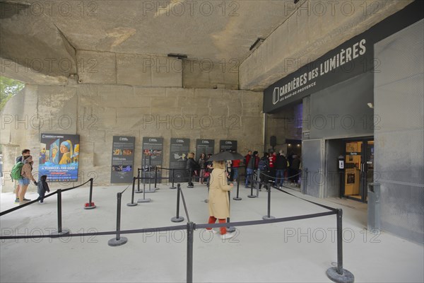Entrance with people to the Carrières des Lumières, light show, multimedia, picture show, light