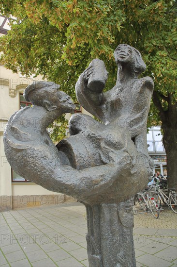 Sculpture Ergo Bibamus by Freimut Drewello 1986, memory of the academic brewery, Ergo-bibamus